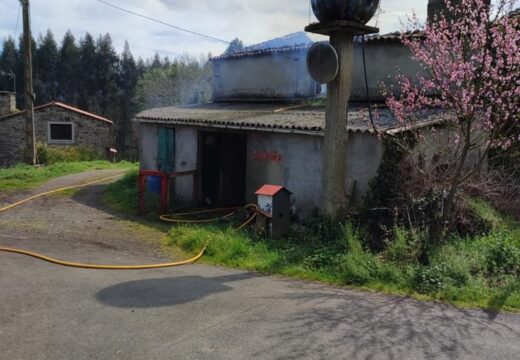 Un incendio calcina por completo unha vivenda unifamiliar de Leiro